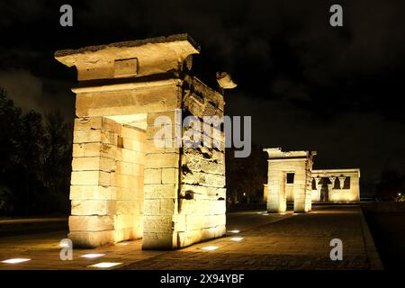 Vista dell'antico tempio nubiano di Debod, ricostruito nel Parque de la Montana Foto Stock