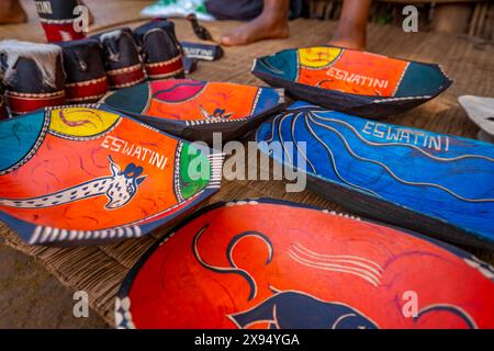 Vista di souvenir artigianali nel Villaggio culturale di Mantenga, un tradizionale insediamento Eswatini, Malkerns, Eswatini, Africa Foto Stock