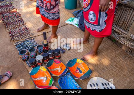 Vista di souvenir artigianali nel Villaggio culturale di Mantenga, un tradizionale insediamento Eswatini, Malkerns, Eswatini, Africa Foto Stock