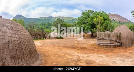 Vista del Villaggio culturale di Mantenga, un tradizionale insediamento Eswatini, Malkerns, Eswatini, Africa Foto Stock