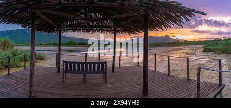 Vista del lago Jet e del monte Ubombo dal Ghost Mountain Inn all'alba, Mkuze, provincia di KwaZulu-Natal, Sudafrica, Africa Foto Stock