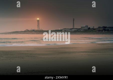 Vista della spiaggia e del faro di Seal Point all'alba, Cape St. Francis, Eastern Cape Province, Sudafrica, Africa Foto Stock