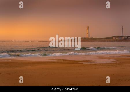 Vista della spiaggia e del faro di Seal Point all'alba, Cape St. Francis, Eastern Cape Province, Sudafrica, Africa Foto Stock