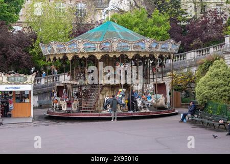 Parigi, Francia, Apirl 20th 2024:- Una vista del Merry Go Round vicino al Sacro cuore o del Sacro cuore situato su Montmartre a Parigi Foto Stock