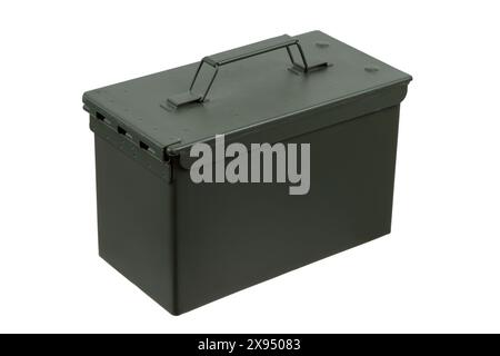 Lattina di munizioni in metallo verde dell'esercito AMERICANO per cartucce di pistola isolate su sfondo bianco. Foto Stock