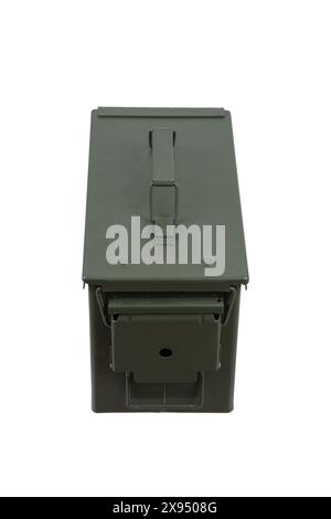 Lattina di munizioni in metallo verde dell'esercito AMERICANO per cartucce di pistola isolate su sfondo bianco. Foto Stock