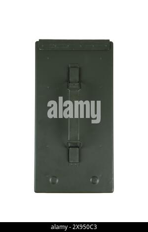 Lattina di munizioni in metallo verde dell'esercito AMERICANO per cartucce di pistola isolate su sfondo bianco. Foto Stock