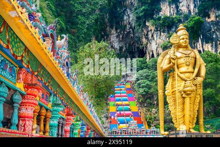 All'interno dei sobborghi montuosi della città di Kuala Lumpur. Grotte di pietra calcarea in cima a ripidi scalini multicolori, che ospitano templi e santuari indù, e un enorme Foto Stock