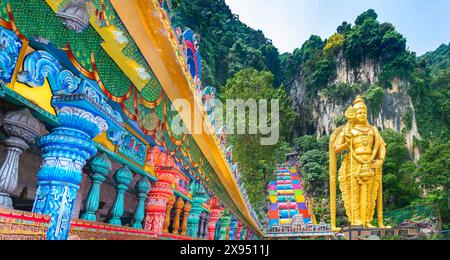 All'interno dei sobborghi montuosi della città di Kuala Lumpur. Grotte di pietra calcarea in cima a ripidi scalini multicolori, che ospitano templi e santuari indù, e un enorme Foto Stock