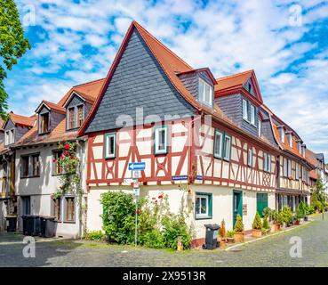 Vista panoramica della vecchia casa in legno nella storica città medievale di Francoforte Hoechst, Assia, Germania Foto Stock