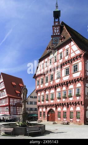 Rathaus und Gasthaus Krone am Marktplatz, Markgröningen, Baden-Württemberg, Deutschland *** Municipio e Gasthaus Krone sulla piazza del mercato, Markgröningen, Baden Württemberg, Germania Foto Stock