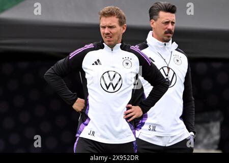 Blankenhain, Germania. 29 maggio 2024. Calcio: Squadra nazionale, preparazione al campionato europeo di casa, allenamento della squadra DFB presso Spa & Golfresort Weimarer Land. L'allenatore nazionale tedesco Julian Nagelsmann (l) e l'assistente allenatore Sandro Wagner in azione durante l'allenamento. Crediti: Federico Gambarini/dpa/Alamy Live News Foto Stock