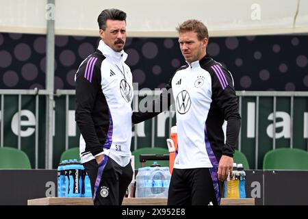 Blankenhain, Germania. 29 maggio 2024. Calcio: Squadra nazionale, preparazione al campionato europeo di casa, allenamento della squadra DFB presso Spa & Golfresort Weimarer Land. L'allenatore nazionale tedesco Julian Nagelsmann (l) e l'assistente allenatore Sandro Wagner in azione durante l'allenamento. Crediti: Federico Gambarini/dpa/Alamy Live News Foto Stock