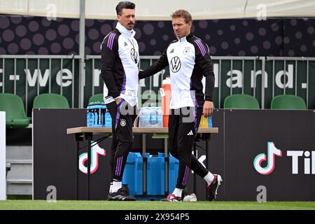 Blankenhain, Germania. 29 maggio 2024. Calcio: Squadra nazionale, preparazione al campionato europeo di casa, allenamento della squadra DFB presso Spa & Golfresort Weimarer Land. L'allenatore nazionale tedesco Julian Nagelsmann (l) e l'assistente allenatore Sandro Wagner in azione durante l'allenamento. Crediti: Federico Gambarini/dpa/Alamy Live News Foto Stock