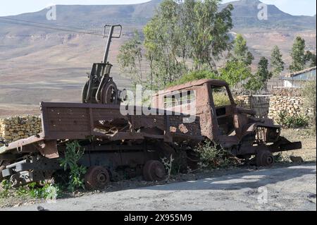 ETIOPIA, Tigray, strada per Mekelle, guerra Tigray 2020-2022 tra le forze alleate al governo federale etiope e all'Eritrea e il fronte di Liberazione del popolo Tigray TPLF, distrusse il camion dell'esercito russo Ural - 4320 montato con mitragliatrice delle truppe eritree Foto Stock