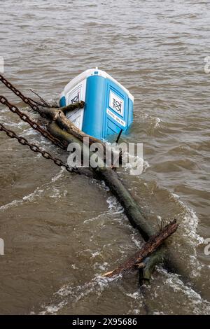 Una toilette mobile galleggia su un molo nel Reno, Colonia, Germania. 15.02.2024 eine Dixi toilette treibt an einem Schiffsanleger im Rhein, Koeln, Deutsc Foto Stock