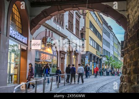 Martinstor, Kaiser-Joseph-Straße, Friburgo im Breisgau, Baden-Württemberg, Germania, Martinstor, Kaiser-Joseph-Straße, Friburgo in Brisgovia, Baden-Würt Foto Stock