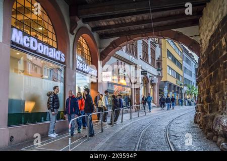 Martinstor, Kaiser-Joseph-Straße, Friburgo im Breisgau, Baden-Württemberg, Germania, Martinstor, Kaiser-Joseph-Straße, Friburgo in Brisgovia, Baden-Würt Foto Stock