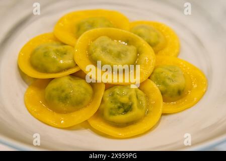 Ravioli rotondi con salsa al burro, tortelli rotondi ripieni di verdure e formaggi Foto Stock