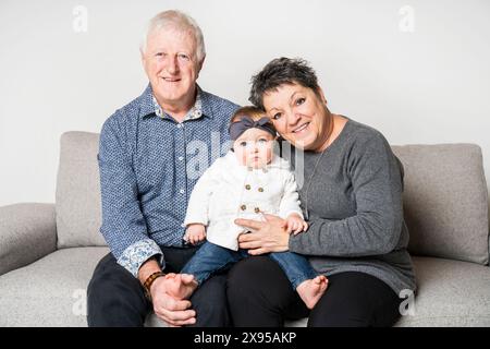 Una coppia anziana con una nipote piccola Foto Stock