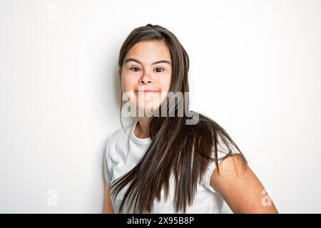 bambina di 18 anni che posa su sfondo bianco Foto Stock