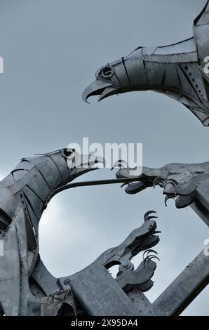 Una scultura di due poiane di Walenty Pytel nei Rosebank Gardens, Great Malvern, per commemorare il Giubileo di Diamante della Regina nel 2012 Foto Stock