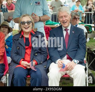 L'ex presidente Bill Clinton e la moglie l'ex first lady Hillary alla Memorial Day Parade del 2024 a Chappaqua, Westchester, New York. Foto Stock