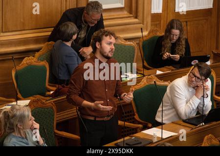 A Folketinget c'è un dibattito finale prima della pausa estiva. Carl Valentin della Green Left durante il dibattito finale di mercoledì 29 maggio 2024. Sarà incentrato sulle questioni rivolte al primo Ministro in materia di politica interna ed estera. La discussione dovrebbe continuare fino a mezzanotte. Copenhagen Folketingssalen, Christiansborg Danimarca Copyright: XKristianxTuxenxLadegaardxBergx 2E6A1923 Foto Stock