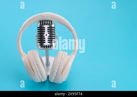 Giornata Mondiale della musica. Cuffie retro e microfono Foto Stock