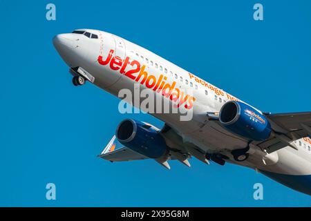 Larnaca, Cipro - 17 aprile 2023: Aereo commerciale Jet2holidays che decolla contro il cielo blu Foto Stock