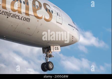 Larnaca, Cipro - 24 maggio 2024: Primo piano del Boeing 777-31H(ER) di Emirates Airways Foto Stock