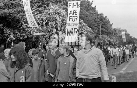 Protesta contro le armi nucleari. Upper Heyford Air base, Oxfordshire, Regno Unito 30 maggio - 3 giugno 1983. Dimostrazione di azione diretta contro i bombardieri nucleari F1-11 dell'USAF. Più di 5.000 dimostranti hanno partecipato a turni nell'arco di quattro giorni. Ondata dopo ondata di manifestanti si sedettero fuori dalla base per formare un blocco umano nonostante il fatto che 752 persone siano state arrestate - un numero record di detenute per una protesta di pace in un evento. Foto Stock