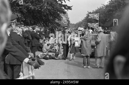 Protesta contro le armi nucleari. Upper Heyford Air base, Oxfordshire, Regno Unito 30 maggio - 3 giugno 1983. Dimostrazione di azione diretta contro i bombardieri nucleari F1-11 dell'USAF. Più di 5.000 dimostranti hanno partecipato a turni nell'arco di quattro giorni. Ondata dopo ondata di manifestanti si sono seduti fuori dalla base per formare un blocco umano nonostante il fatto che 752 persone siano state arrestate dalla polizia - un numero record trattenuto per una protesta di pace in un evento. Foto Stock