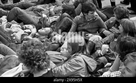 Protesta contro le armi nucleari. Upper Heyford Air base, Oxfordshire, Regno Unito 30 maggio - 3 giugno 1983. Dimostrazione di azione diretta contro i bombardieri nucleari F1-11 dell'USAF. Più di 5.000 dimostranti hanno partecipato a turni nell'arco di quattro giorni. Ondata dopo ondata di manifestanti si sedettero fuori dalla base per formare un blocco umano nonostante il fatto che 752 persone siano state arrestate - un numero record di detenute per una protesta di pace in un evento. Foto Stock