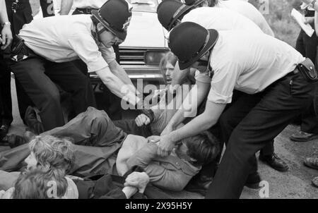 Protesta contro le armi nucleari. Upper Heyford Air base, Oxfordshire, Regno Unito 30 maggio - 3 giugno 1983. Dimostrazione di azione diretta contro i bombardieri nucleari F1-11 dell'USAF. Più di 5.000 dimostranti hanno partecipato a turni nell'arco di quattro giorni. Ondata dopo ondata di manifestanti si sono seduti fuori dalla base per formare un blocco umano nonostante il fatto che 752 persone siano state arrestate dalla polizia - un numero record trattenuto per una protesta di pace in un evento. Foto Stock