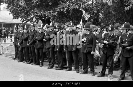 Protesta contro le armi nucleari. Upper Heyford Air base, Oxfordshire, Regno Unito 30 maggio - 3 giugno 1983. Dimostrazione di azione diretta contro i bombardieri nucleari F1-11 dell'USAF. Più di 5.000 dimostranti hanno partecipato a turni nell'arco di quattro giorni. Ondata dopo ondata di manifestanti si sono seduti fuori dalla base per formare un blocco umano nonostante il fatto che 752 persone siano state arrestate dalla polizia - un numero record trattenuto per una protesta di pace in un evento. Foto Stock