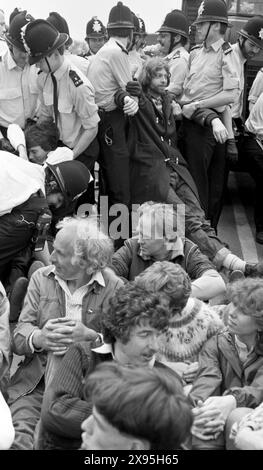 Protesta contro le armi nucleari. Upper Heyford Air base, Oxfordshire, Regno Unito 30 maggio - 3 giugno 1983. Dimostrazione di azione diretta contro i bombardieri nucleari F1-11 dell'USAF. Più di 5.000 dimostranti hanno partecipato a turni nell'arco di quattro giorni. Ondata dopo ondata di manifestanti si sono seduti fuori dalla base per formare un blocco umano nonostante il fatto che 752 persone siano state arrestate dalla polizia - un numero record trattenuto per una protesta di pace in un evento. Foto Stock