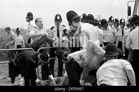 Protesta contro le armi nucleari. Upper Heyford Air base, Oxfordshire, Regno Unito 30 maggio - 3 giugno 1983. Dimostrazione di azione diretta contro i bombardieri nucleari F1-11 dell'USAF. Più di 5.000 dimostranti hanno partecipato a turni nell'arco di quattro giorni. Ondata dopo ondata di manifestanti si sono seduti fuori dalla base per formare un blocco umano nonostante il fatto che 752 persone siano state arrestate dalla polizia - un numero record trattenuto per una protesta di pace in un evento. Foto Stock