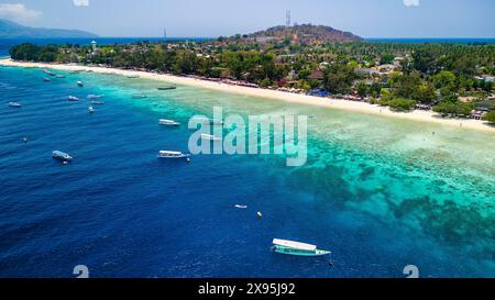 Barriera corallina e lunga spiaggia sabbiosa su una piccola isola tropicale Foto Stock