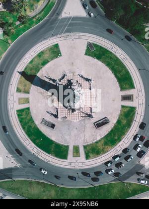 L'immagine cattura una prospettiva aerea della rotatoria Marques de Pombal di Lisbona, mostrando la posizione centrale dei monumenti Foto Stock
