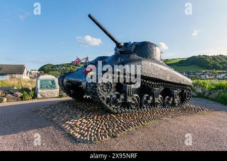 Inghilterra, Devon, Torcross, Monumento all'operazione Tiger con Sherman Tank recuperato dal Mare Foto Stock