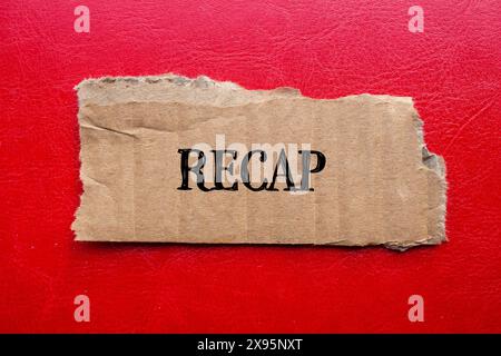 Ricapitolare la parola scritta su un pezzo di carta di cartone strappato con sfondo rosso. Simbolo della parola di riepilogo concettuale. Copia spazio. Foto Stock