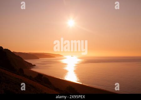 Inghilterra, Devon, vicino a Torcross, Start Bay e Pilchard Cove da Strete Gate at Dawn Foto Stock