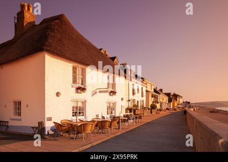 Inghilterra, Devon, Torcross, lungomare con pensioni e caffè Foto Stock