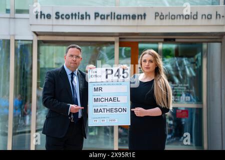 Edimburgo, Scozia, Regno Unito. 29 maggio 2024. I conservatori scozzesi consegnano oggi una “P45” a Michael Matheson di fronte al Parlamento scozzese a Holyrood ad Edimburgo. Il futuro di Matheson è in discussione oggi al Parlamento scozzese i conservatori chiederanno le sue dimissioni. PIC Meghan Gallagher MSP e Craig Hoy MSP con la P45. Iain Masterton/Alamy Live News Foto Stock