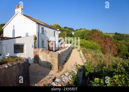 Inghilterra, Devon, Torcross, cottage tradizionale costruito sulle scogliere sopra il villaggio Foto Stock