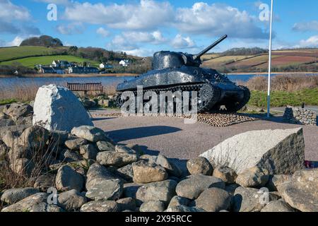 Inghilterra, Devon, Torcross, Monumento all'operazione Tiger durante gli sbarchi in Normandia nel 1944 con Sherman Tank recuperato dal mare Foto Stock