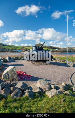 Inghilterra, Devon, Torcross, Monumento all'operazione Tiger durante gli sbarchi in Normandia nel 1944 con Sherman Tank recuperato dal mare Foto Stock