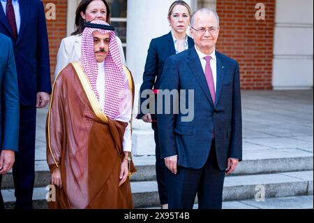 Il primo ministro palestinese Mohamed Mustafa (R) e il principe Faysal bin Farhan al Sa'ud, ministro degli affari esteri dell'Arabia Saudita (L) visto durante l'incontro con un gruppo di ministri dei paesi arabi con il primo ministro spagnolo Pedro Sanchez presso la sede ufficiale del governo spagnolo al Palacio de la Moncloa. I temi della riunione organizzata dal primo ministro spagnolo, accanto all'attuale conflitto a Gaza, saranno il riconoscimento dello Stato di Israele da parte di alcuni paesi che ancora non lo hanno come azione necessaria per portare la pace in Medio Oriente. Foto Stock