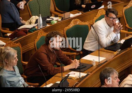 A Folketinget c'è un dibattito finale prima della pausa estiva. Carl Valentin della Green Left durante il dibattito finale di mercoledì 29 maggio 2024. Sarà incentrato sulle questioni rivolte al primo Ministro in materia di politica interna ed estera. La discussione dovrebbe continuare fino a mezzanotte. Copenhagen Folketingssalen, Christiansborg Danimarca Copyright: XKristianxTuxenxLadegaardxBergx 2E6A1963 Foto Stock